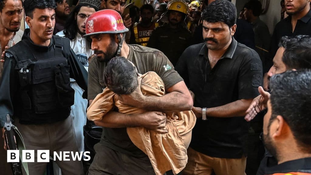 பள்ளி மேற்கூரை இடிந்து விழுந்ததில் 34 பேர் பலி