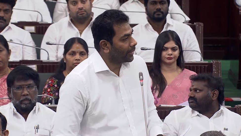 அரசு பங்களாவில் உள்ளார்?