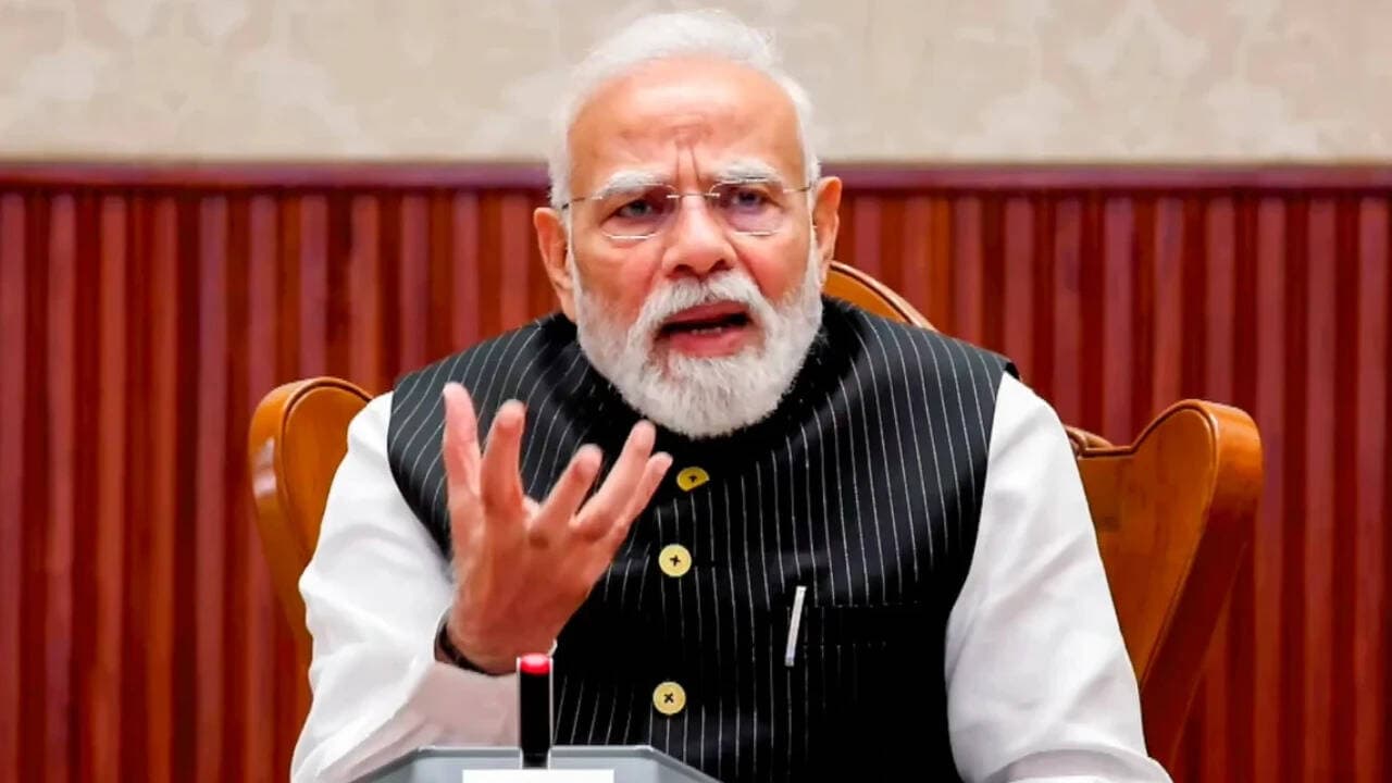 பொதுக் கட்டுமானத் திட்டங்களின் தரம் குறித்து பிரதமர் மோடி அதிருப்தி