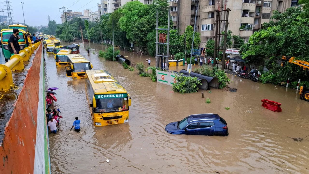 गुरुग्राम में भारी बारिश से स्कूल बसें फंसी, बच्चों को घंटों करना पड़ा इंतजार