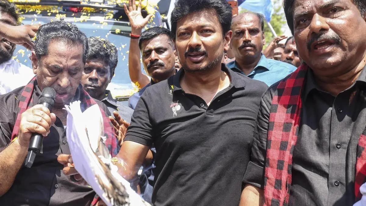 கருப்பு உடையில் திமுக எம்.எல்.ஏ.க்கள்