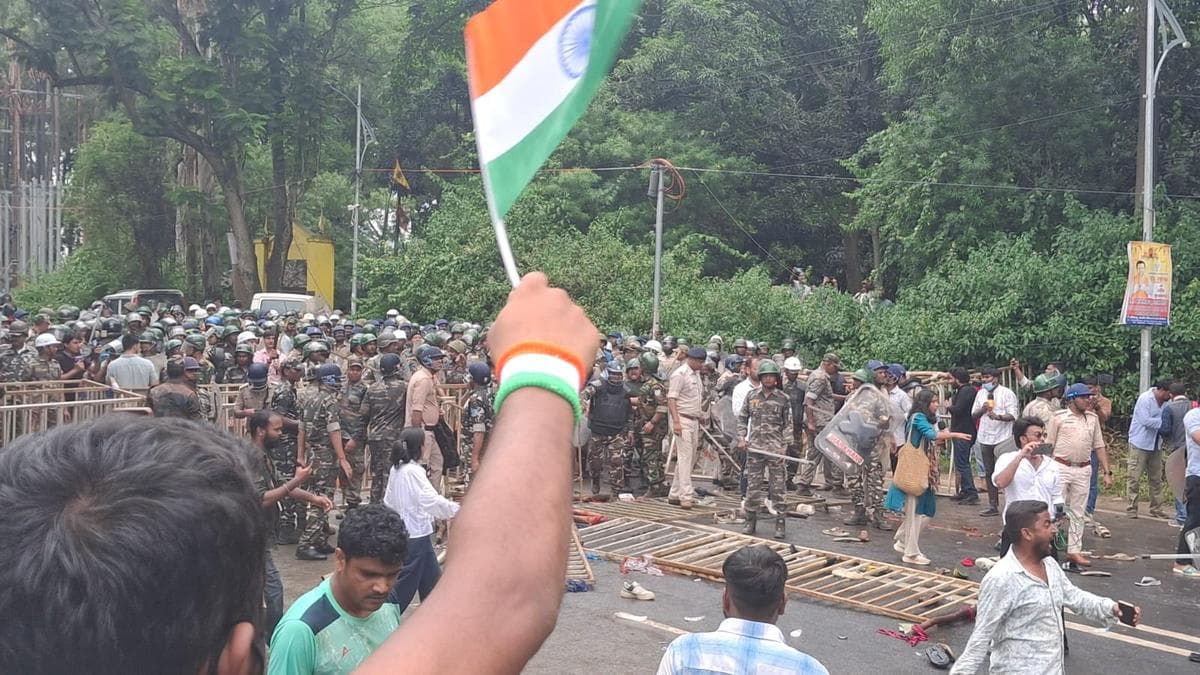 Police Clash With Protesting Students in Ranchi